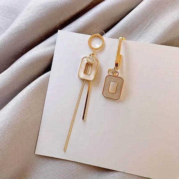 NEW Gold Asymmetrical Dangle Tassel Earrings Vintage-Inspired, retro jewelry - Picture 3 of 4